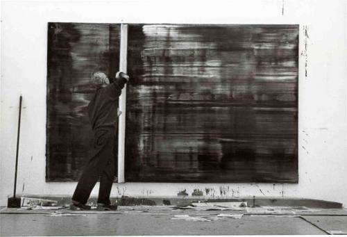 Benjamin Katz (Fotograf*in), Gerhard Richter mit Rakel vor abstraktem Bild, ca. 1995