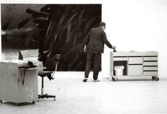 Gerhard Richter im Atelier vor abstraktem Bild (11905-25)