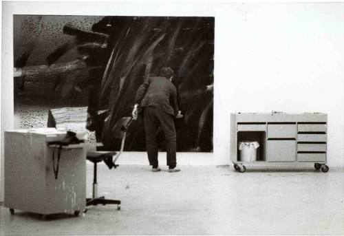 Benjamin Katz (Fotograf*in), Gerhard Richter im Atelier vor abstraktem Bild (11905-28), ca. 1984