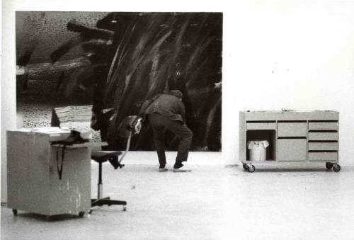 Benjamin Katz (Fotograf*in), Gerhard Richter im Atelier vor abstraktem Bild (11905-30), ca. 1984