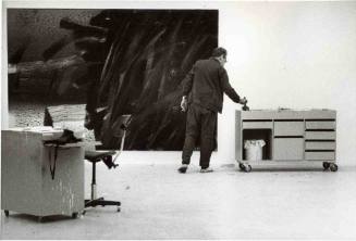 Gerhard Richter im Atelier vor abstraktem Bild
