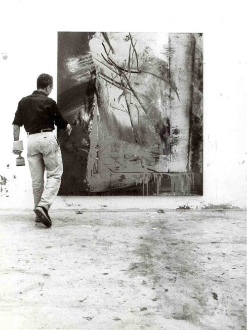 Benjamin Katz (Fotograf*in), Gerhard Richter im Atelier vor abstraktem Bild, ca. 1995