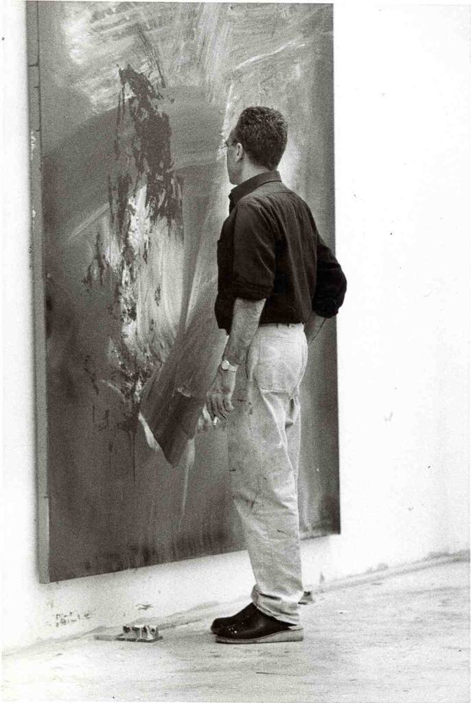 Gerhard Richter im Atelier vor abstraktem Bild