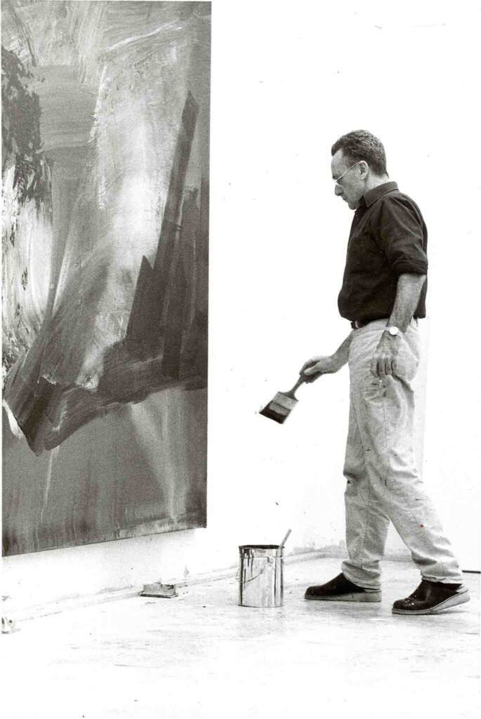 Gerhard Richter im Atelier vor abstraktem Bild