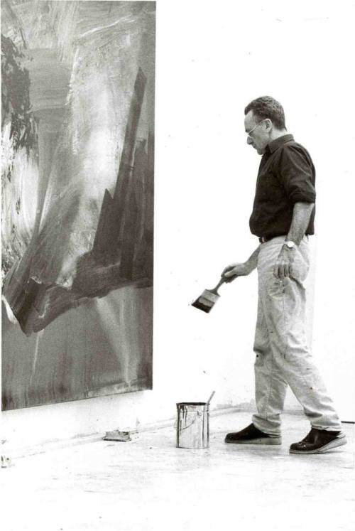 Benjamin Katz (Fotograf*in), Gerhard Richter im Atelier vor abstraktem Bild, ca. 1995