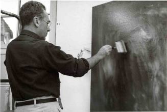 Gerhard Richter im Atelier vor abstraktem Bild