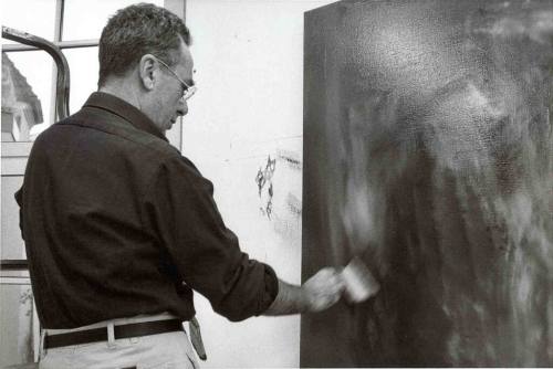 Benjamin Katz (Fotograf*in), Gerhard Richter im Atelier vor abstraktem Bild, ca. 1995