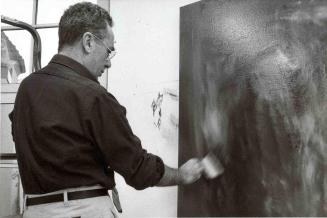 Gerhard Richter im Atelier vor abstraktem Bild