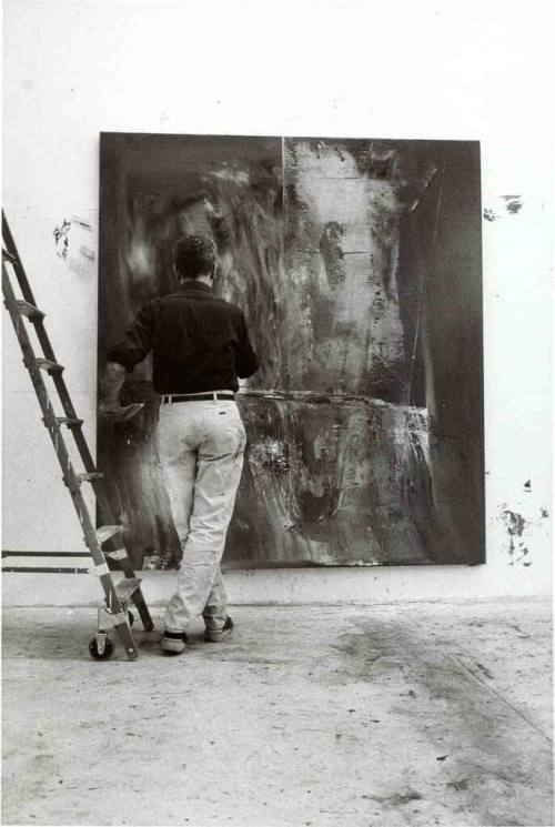 Benjamin Katz (Fotograf*in), Gerhard Richter im Atelier vor abstraktem Bild, ca. 1995