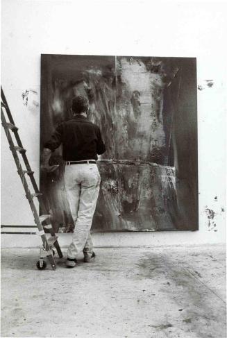 Gerhard Richter im Atelier vor abstraktem Bild