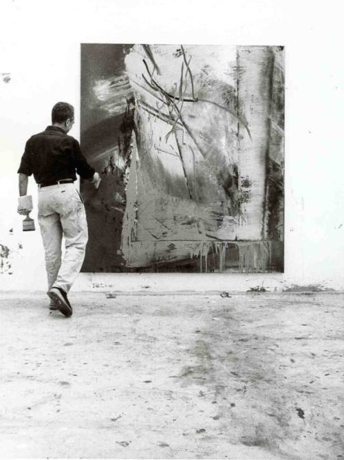 Benjamin Katz (Fotograf*in), Gerhard Richter im Atelier vor abstraktem Bild, ca. 1995