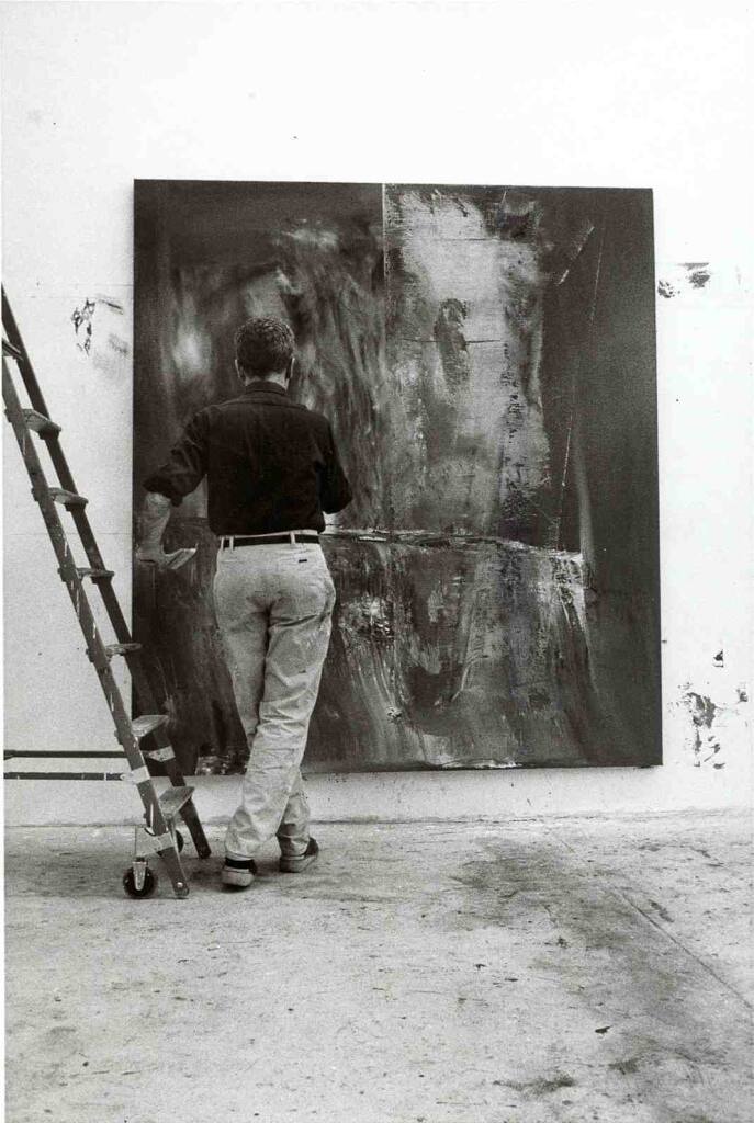 Gerhard Richter im Atelier vor abstraktem Bild