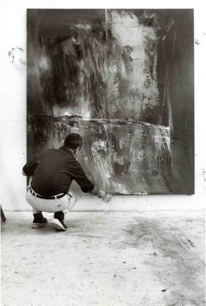 Gerhard Richter im Atelier vor abstraktem Bild