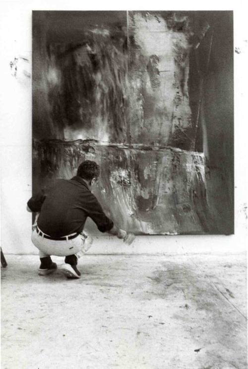 Benjamin Katz (Fotograf*in), Gerhard Richter im Atelier vor abstraktem Bild, ca. 1995