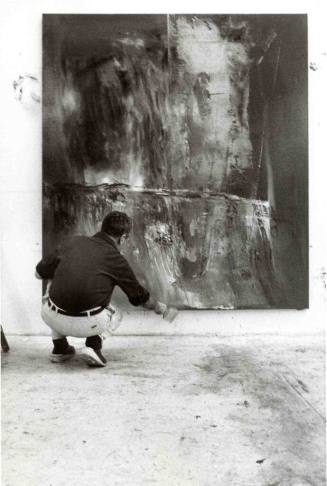 Gerhard Richter im Atelier vor abstraktem Bild