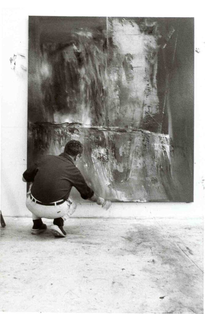 Gerhard Richter im Atelier vor abstraktem Bild