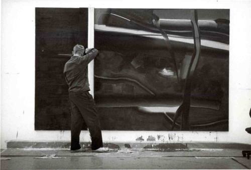 Benjamin Katz (Fotograf*in), Gerhard Richter im Atelier vor abstraktem Bild, ca. 1995