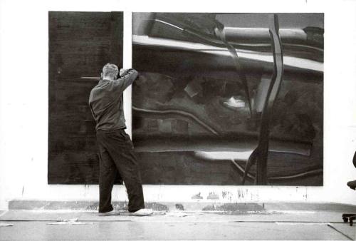 Benjamin Katz (Fotograf*in), Gerhard Richter mit Rakel vor abstraktem Bild, ca. 1995