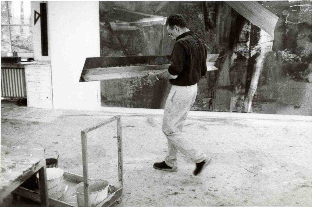 Gerhard Richter im Atelier vor abstraktem Bild