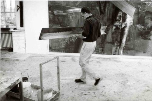 Benjamin Katz (Fotograf*in), Gerhard Richter im Atelier vor abstraktem Bild, ca. 1995