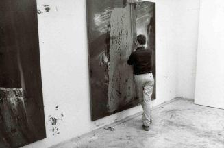 Gerhard Richter im Atelier vor abstraktem Bild