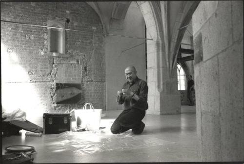 Benjamin Katz (Fotograf*in), Christian Boltanski in seiner Ausstellung, Kunst-Station Sankt Peter, Köln
, 2001