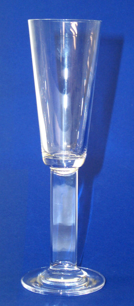 Spitzkelchglas mit flachem Stengel