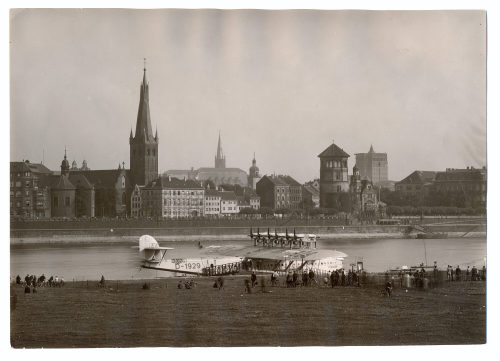 Julius Söhn (Fotograf*in), Die Dornier Do X auf dem Rhein in Düsseldorf, 13. - 21.9.1932