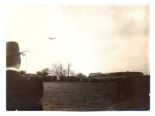 Julius Söhn (Fotograf*in), Flugzeug in der Luft, Flugtag Düsseldorf, 1910er Jahre