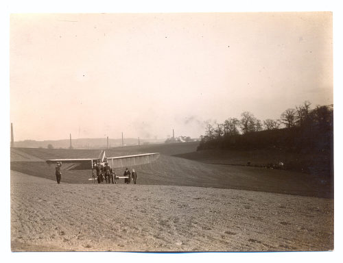 Julius Söhn (Fotograf*in), Flugzeug auf kahlem Acker, Flugtag Düsseldorf, 1910er Jahre