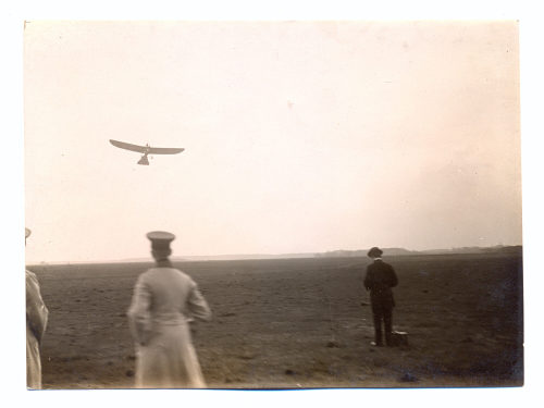 Julius Söhn (Fotograf*in), Flugzeug über kahlem Acker, Flugtag Düsseldorf, 1910er Jahre