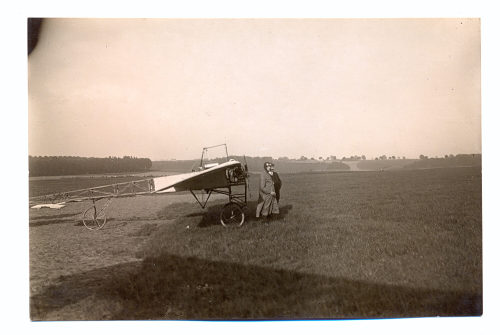 Julius Söhn (Fotograf*in), Pilot und anderer Mann vor Flugzeug, Flugtag Düsseldorf, 1910er Jahre