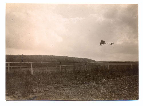 Julius Söhn (Fotograf*in), Flugzeug in der Luft über der Piste, Flugtag Düsseldorf, 1910er Jahre