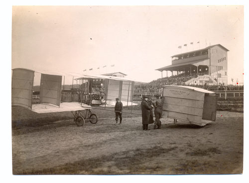 Julius Söhn (Fotograf*in), Das Flugzeug der Firma "Aeroplanes Voisin", Flugtag Düsseldorf, 1910er Jahre