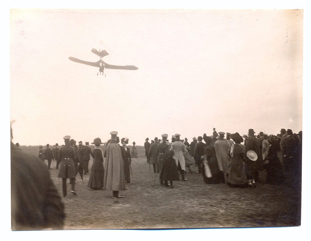 Ein Flugzeug über den Köpfen von Zuschauern, Flugtag Düsseldorf