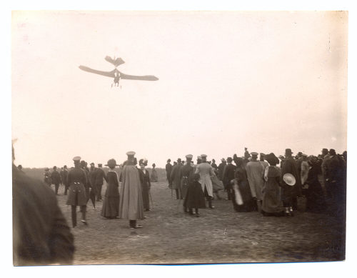 Julius Söhn (Fotograf*in), Ein Flugzeug über den Köpfen von Zuschauern, Flugtag Düsseldorf, 1910er Jahre