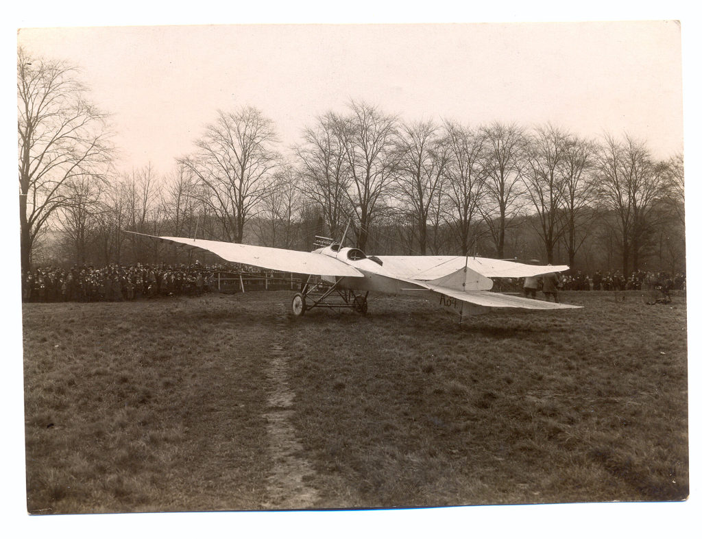 Weißes Flugzeug mit der Kennung "A 64", Flugtag Düsseldorf