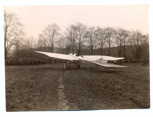 Julius Söhn (Fotograf*in), Weißes Flugzeug mit der Kennung "A 64", Flugtag Düsseldorf, 1910er Jahre