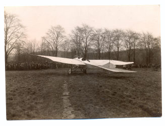 Weißes Flugzeug mit der Kennung "A 64", Flugtag Düsseldorf