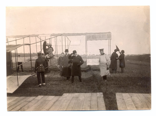 Julius Söhn (Fotograf*in), Personen besichtigen ein Doppeldeckerflugzeug, Flugtag Düsseldorf, 1910er Jahre