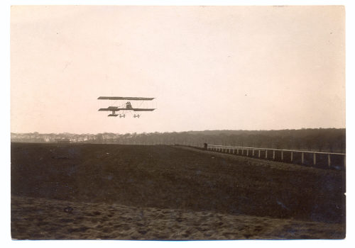 Julius Söhn (Fotograf*in), Start oder Landung eines Doppeldeckerflugzeugs, Flugtag Düsseldorf, 1910er Jahre