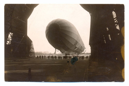 Julius Söhn (Fotograf*in), Ein Zeppelin wird in den Hangar gezogen, Flugtag Düsseldorf, 1910er Jahre