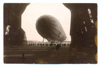 Ein Zeppelin wird in den Hangar gezogen, Flugtag Düsseldorf