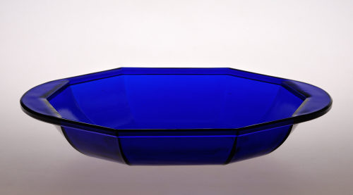 Karel Petrus Cornelis de Bazel (Entwurf), Blaue Pressglasschale aus dem Frühstücksservice A, 1919–1920 (Entwurf), 1920–1926 (Ausführung)