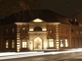 Theatermuseum Düsseldorf, Außenansicht Straßenseite bei Nacht