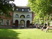 Theatermuseum Düsseldorf, Außenansicht Haupteingang Hofgartenseite mit Museumscafé