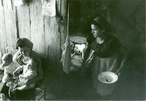 Dirk Alvermann (Fotograf*in), Frauen mit Kindern, Peñiscola, Spanien, 1961