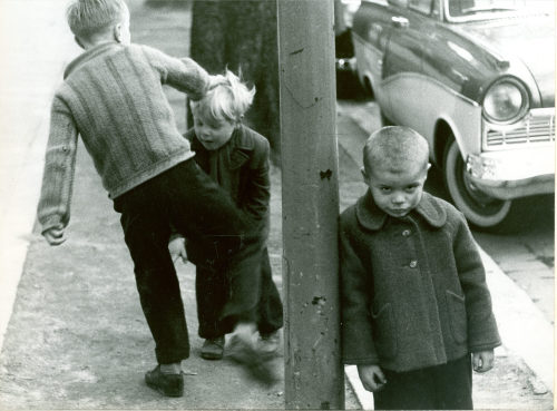 Dirk Alvermann (Fotograf*in), Rangelei auf der Königsallee, Düsseldorf, 1960