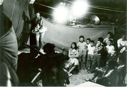 Dirk Alvermann (Fotograf*in), Aufführung des Wanderzirkus "Espectacolo Solera de Andalucía", Peñiscola, Spanien, 1961