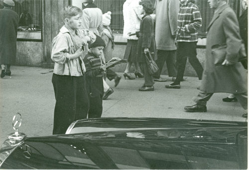 Dirk Alvermann (Fotograf*in), Zwei Radschläger, Königsallee, Düsseldorf, um 1960